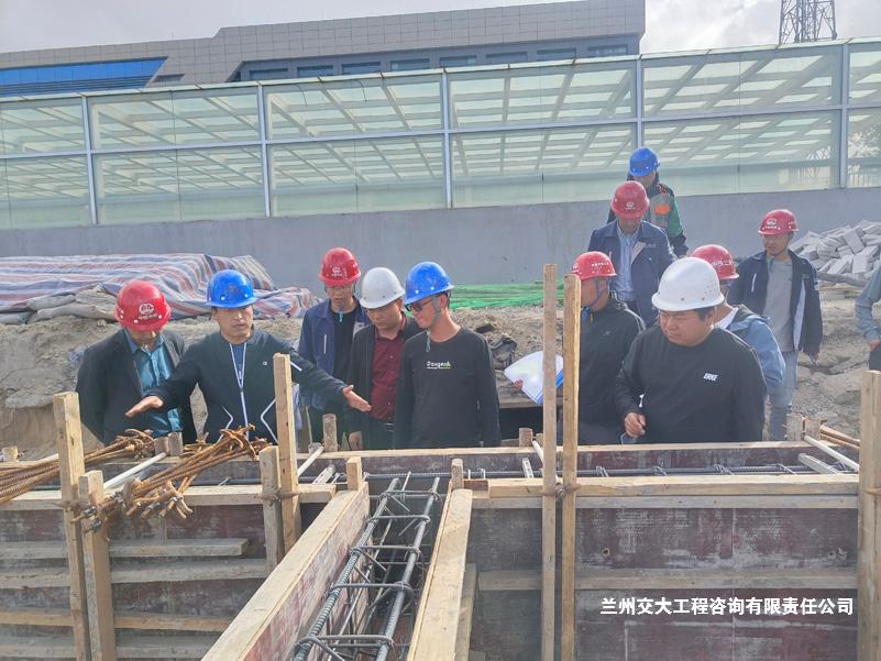 白總赴格爾木鐵路公寓項(xiàng)目指導(dǎo)工作3-1.jpg